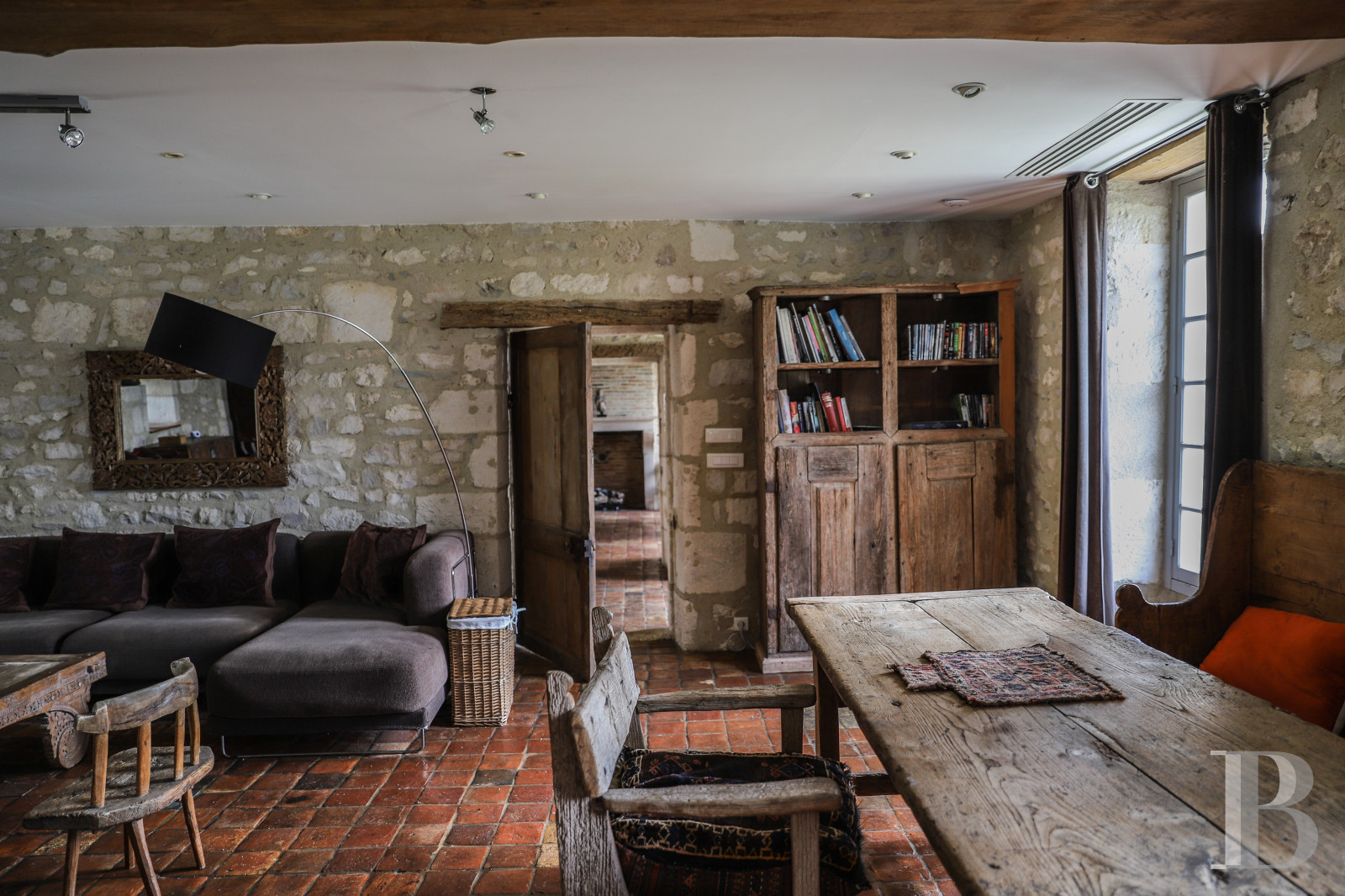 En Bourgogne, non loin de Vézelay, un château en bord de falaise surplombant l’Yonne - photo  n°26
